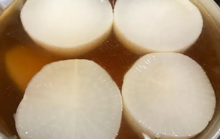 『おでんの味しみ大根』を作る写真（撮影：エニママ）
