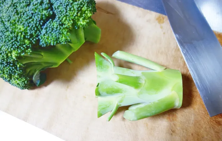 『ブロッコリーの洋風ごまバターきんぴら』を作る写真（撮影：エニママ）