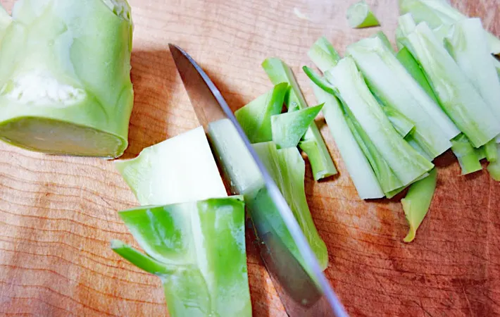 『ブロッコリーの洋風ごまバターきんぴら』を作る写真（撮影：エニママ）