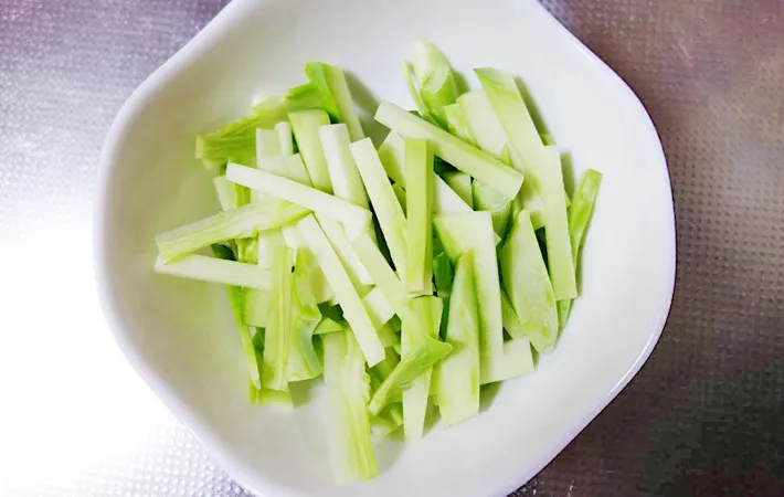 『ブロッコリーの洋風ごまバターきんぴら』を作る写真（撮影：エニママ）