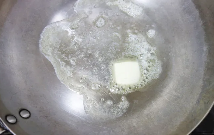 『ブロッコリーの洋風ごまバターきんぴら』を作る写真（撮影：エニママ）