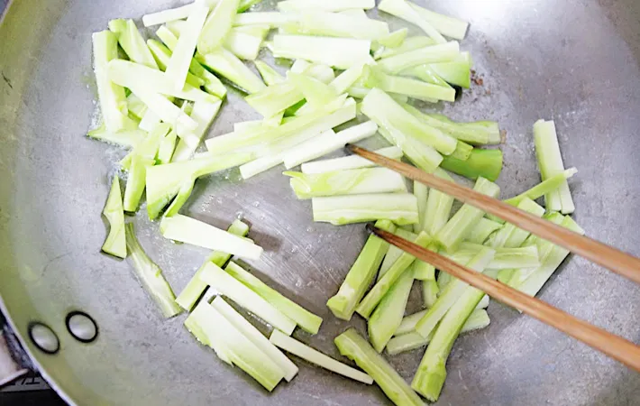 『ブロッコリーの洋風ごまバターきんぴら』を作る写真（撮影：エニママ）