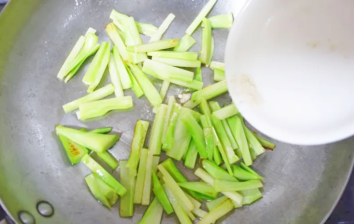 『ブロッコリーの洋風ごまバターきんぴら』を作る写真（撮影：エニママ）