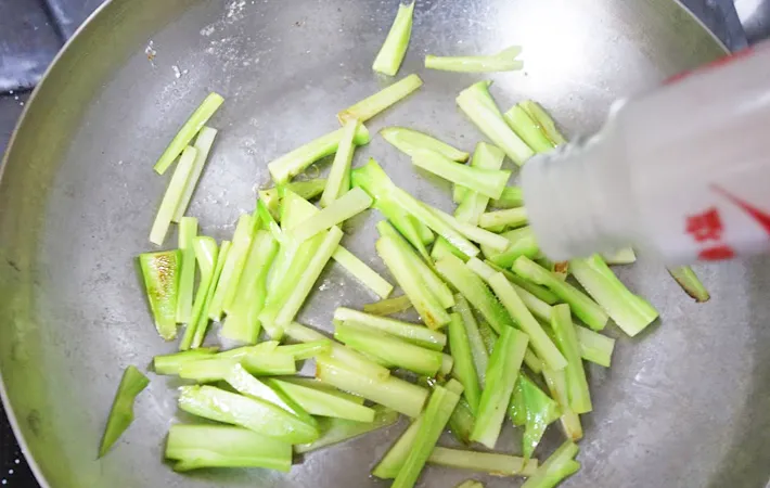 『ブロッコリーの洋風ごまバターきんぴら』を作る写真（撮影：エニママ）