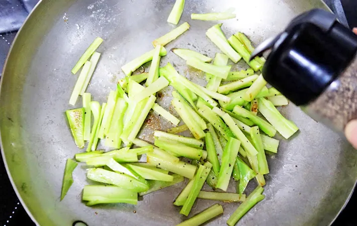 『ブロッコリーの洋風ごまバターきんぴら』を作る写真（撮影：エニママ）