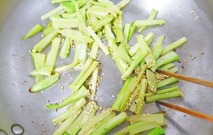 『ブロッコリーの洋風ごまバターきんぴら』を作る写真（撮影：エニママ）