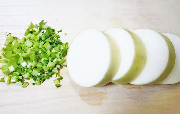 『大根のガーリックバターステーキ』を作る写真（撮影：エニママ）