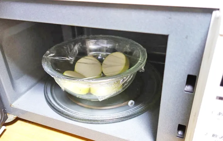 『大根のガーリックバターステーキ』を作る写真（撮影：エニママ）