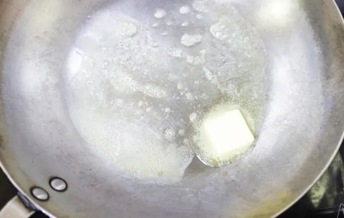 『大根のガーリックバターステーキ』を作る写真（撮影：エニママ）