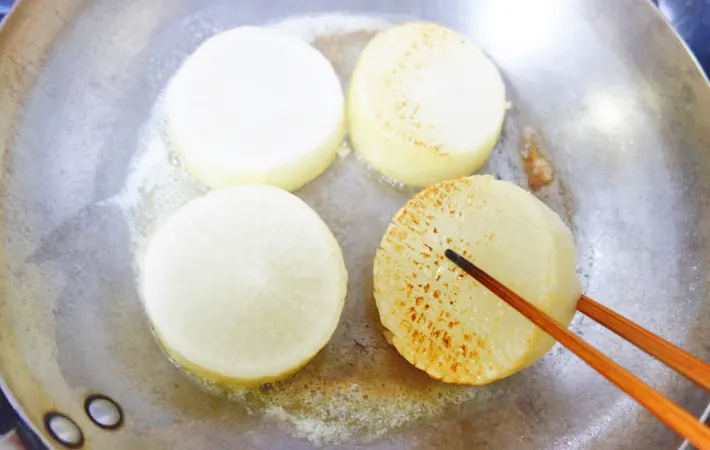 『大根のガーリックバターステーキ』を作る写真（撮影：エニママ）