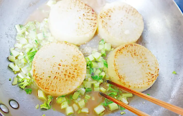 『大根のガーリックバターステーキ』を作る写真（撮影：エニママ）