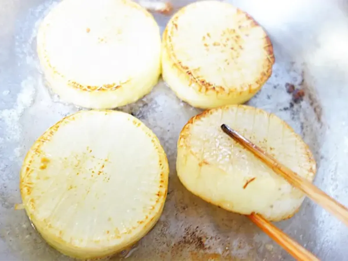 『大根のガーリックバターステーキ』の作り方の画像（撮影：エニママ）