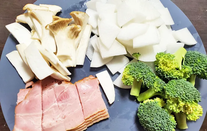 『大根とベーコンの豆腐グラタン』を作る写真（撮影：エニママ）