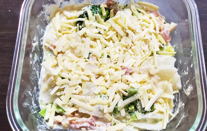 『大根とベーコンの豆腐グラタン』を作る写真（撮影：エニママ）