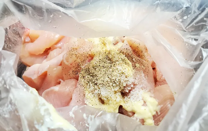 『鶏むね肉スティックチキン』を作る写真（撮影：エニママ）