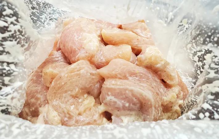 『鶏むね肉スティックチキン』を作る写真（撮影：エニママ）