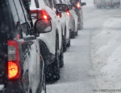 雪道と車の写真