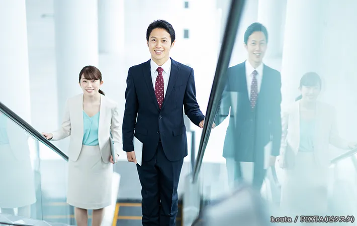 エスカレーターに乗る人の写真