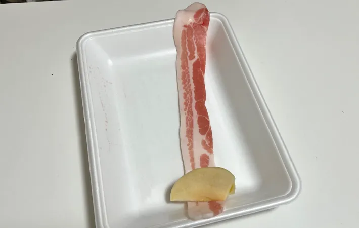 『肉巻きリンゴ』を作る写真（撮影：エニママ）