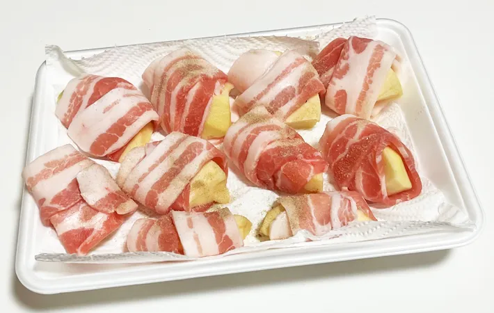 『肉巻きリンゴ』を作る写真（撮影：エニママ）