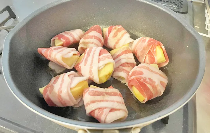 『肉巻きリンゴ』を作る写真（撮影：エニママ）