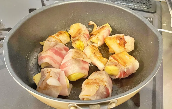 『肉巻きリンゴ』を作る写真（撮影：エニママ）