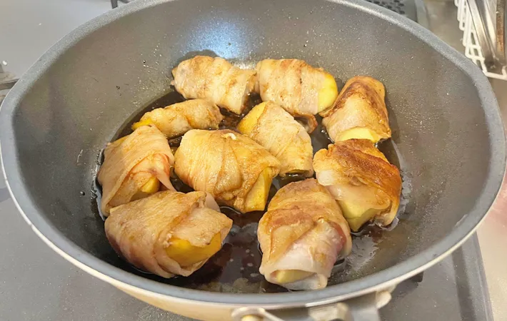 『肉巻きリンゴ』を作る写真（撮影：エニママ）