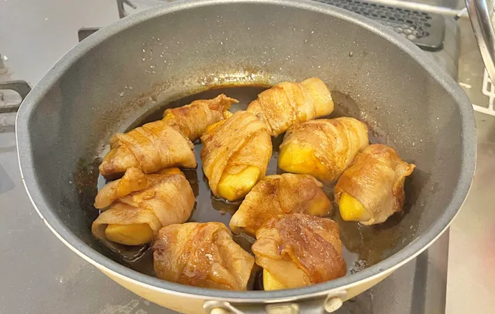 『肉巻きリンゴ』を作る写真（撮影：エニママ）