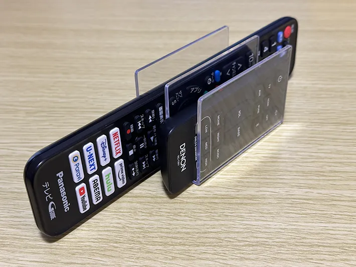 『デスク仕切りスタンド』にリモコンを収納した画像（撮影：grapeライフハック編集部）