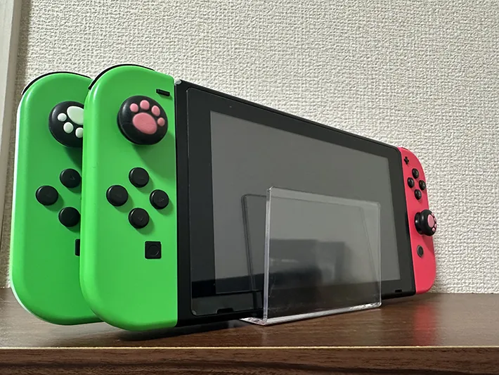 『デスク仕切りスタンド』に『Nintendo Switch』を収納した画像（撮影：grapeライフハック編集部）