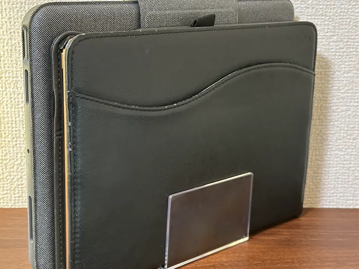 『デスク仕切りスタンド』にダブレット端末を収納した画像（撮影：grapeライフハック編集部）