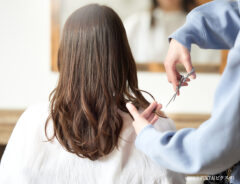 女性が美容室で髪を切っている写真