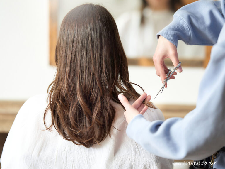 女性が美容室で髪を切っている写真