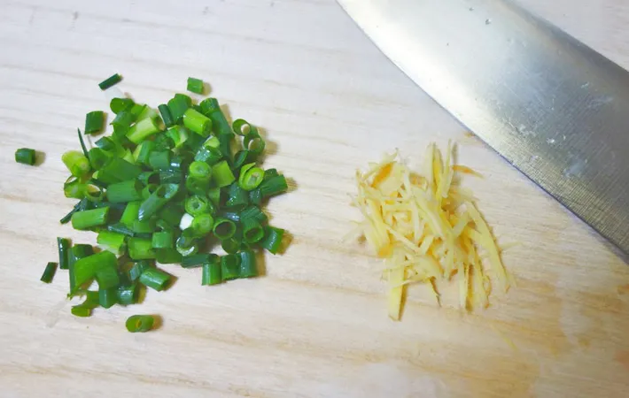 『ダイコン麺のスープ』を作る写真（撮影：エニママ）