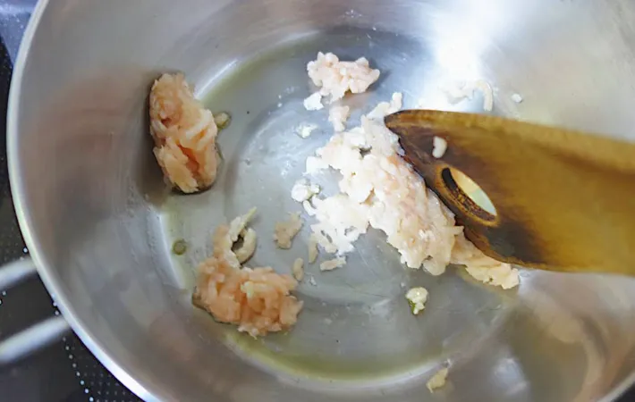 『ダイコン麺のスープ』を作る写真（撮影：エニママ）