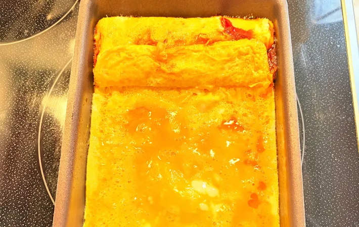 『ミートソース入り玉子焼き』を作る写真（撮影：エニママ）