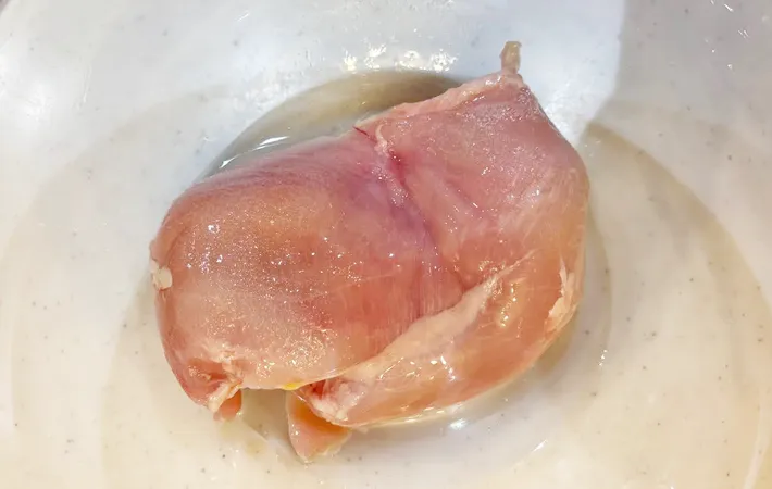 『かんたん深煎りごまバンバンジー』を作る写真（撮影：エニママ）