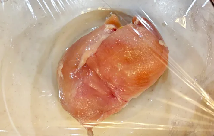 『かんたん深煎りごまバンバンジー』を作る写真（撮影：エニママ）