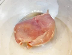 『かんたん深煎りごまバンバンジー』を作る写真（撮影：エニママ）