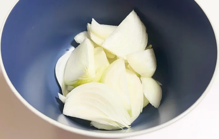 『うどんスープの素を使った親子丼』を作る写真（撮影：エニママ）