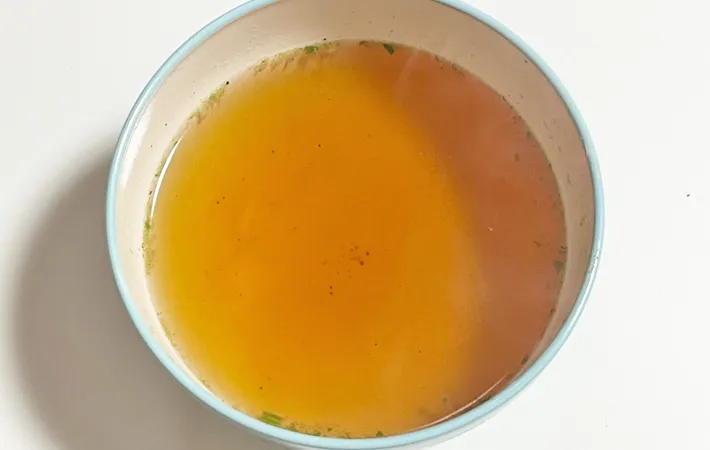 『うどんスープの素を使った親子丼』を作る写真（撮影：エニママ）