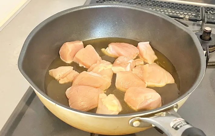 『うどんスープの素を使った親子丼』を作る写真（撮影：エニママ）