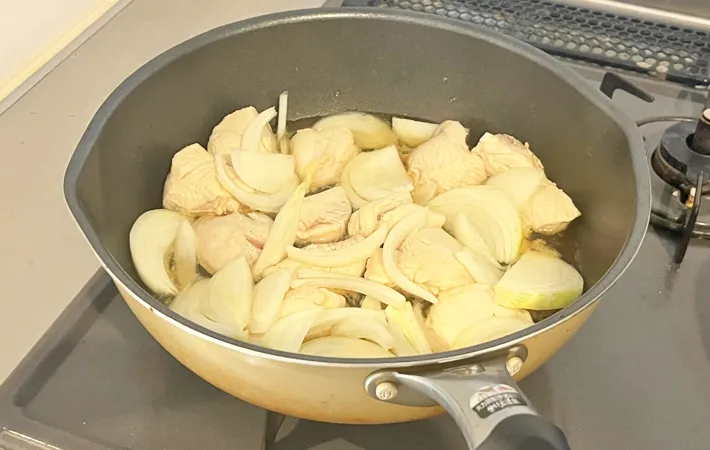『うどんスープの素を使った親子丼』を作る写真（撮影：エニママ）