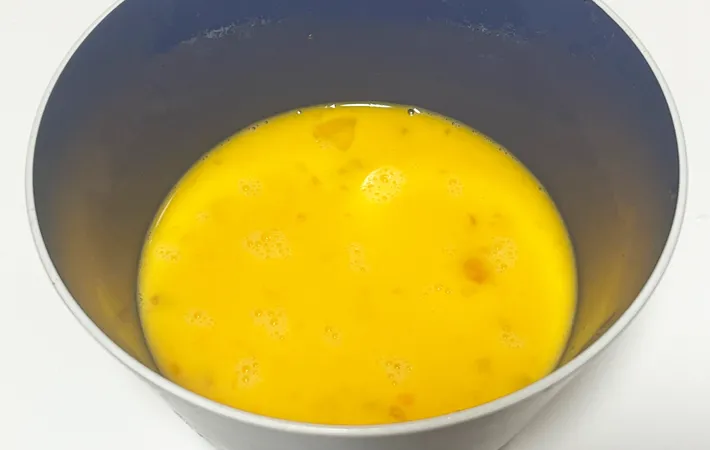 『うどんスープの素を使った親子丼』を作る写真（撮影：エニママ）