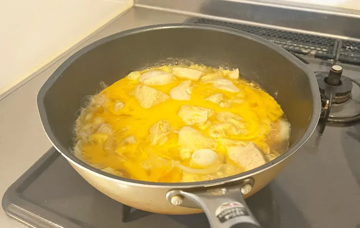 『うどんスープの素を使った親子丼』を作る写真（撮影：エニママ）