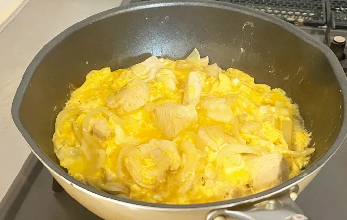 『うどんスープの素を使った親子丼』を作る写真（撮影：エニママ）