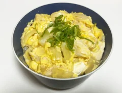 『うどんスープの素を使った親子丼』の完成写真（撮影：エニママ）