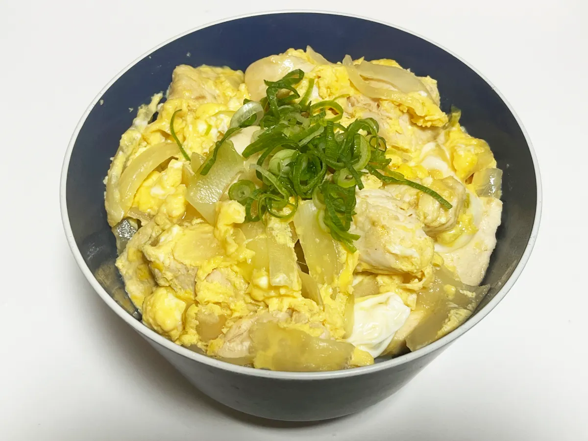 『うどんスープの素を使った親子丼』の完成写真（撮影：エニママ）