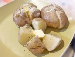 『炊飯器でじゃがバター』の完成写真（撮影：エニママ）