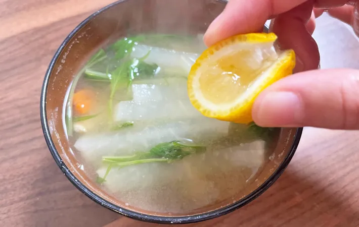『ゆず味噌汁』を作る写真（撮影：エニママ）